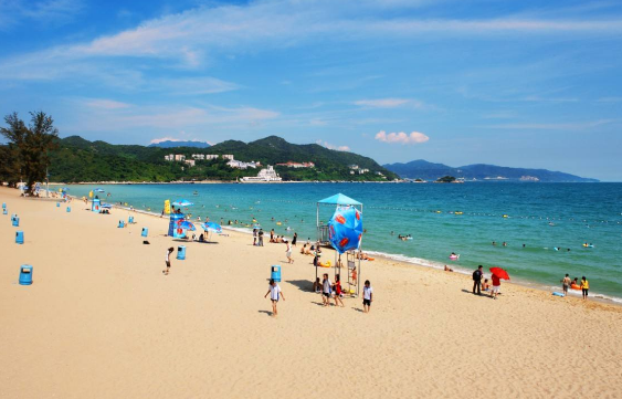 到底是on holiday还是in