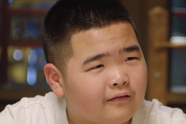 谢腾飞的亲生父母是谁？
