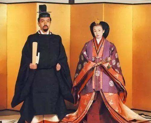 日本天皇的权利和首相哪个大？