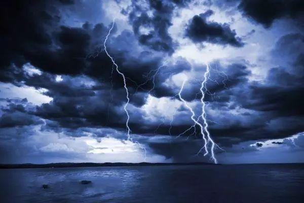 在雷雨天不要走近高压电杆.铁塔.避雷针.远离至少多少米以外?