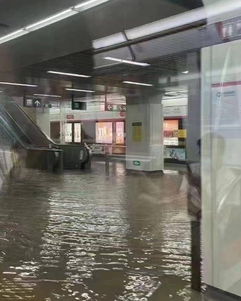 杭州通报地铁站积水:公园湖水外溢,给乘客造成了哪些影响?