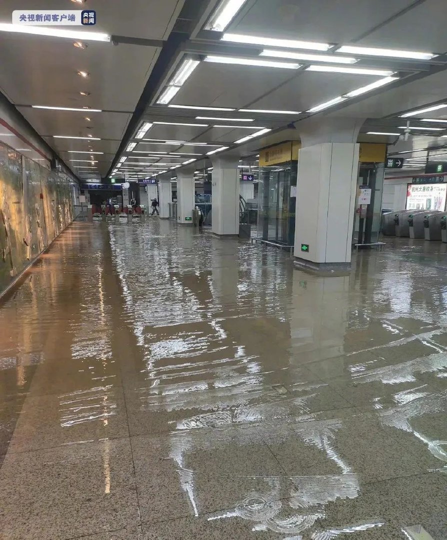 杭州通报地铁站积水:公园湖水外溢,给乘客造成了哪些影响?