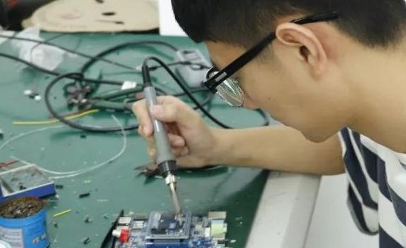 电子科学与技术专业和微电子科学与工程两个专业有什么区别