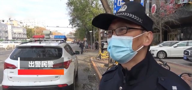 成都一老外拒戴口罩，民警帮戴被打掉，外国人的防疫意识为何如此薄弱？