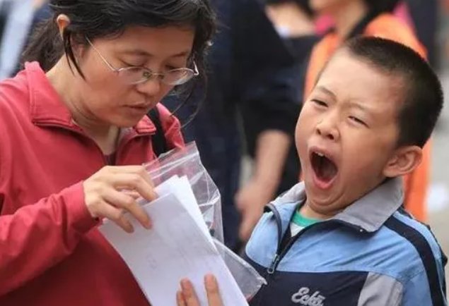 江西一小男孩因交不出作业卷铺盖出走,孩子作业多压力大该如何减负?