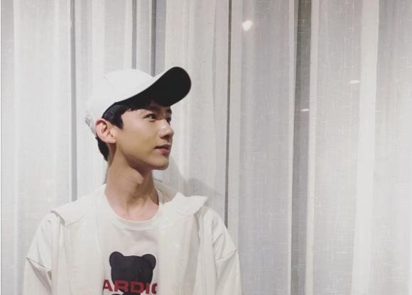 白敬亭飞北京误机，为什么网友却为他的误机原因点赞呢？