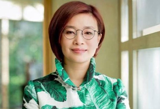 当年丈夫入狱,二婚嫁给周立波的浙江富豪胡洁,他们现状如何了?